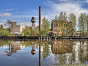 В Петербурге снесли часть ансамбля водонапорной башни завода «Пионер». Зданиям хотели присвоить статус объекта культурного наследия