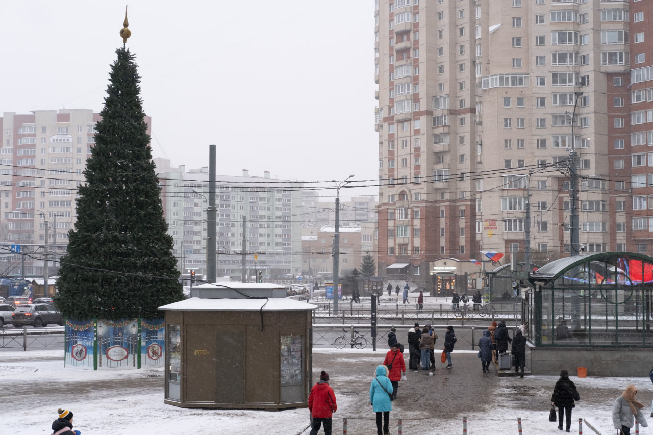 Метро «Комендантский проспект». Фото: «Бумага»